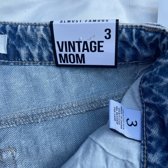 💙Mom Jeans NWT!! - Picture 2 of 2